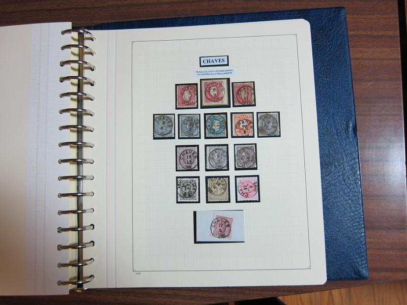 0019 (54).JPG -     Lote:    19      Marcofilia      Lotes Especiais       Descrição:         Portugal. Colecção especializada de carimbos de duplo círculo, tipo 1852, montada em 4 álbuns Lindner, com selos de diversas emissões e cartas, com estudo minucioso de cada marca. Lote a ver.         Lote       Valor Base:     &euro; 2.500,00     Valor Venda:     Retirado     